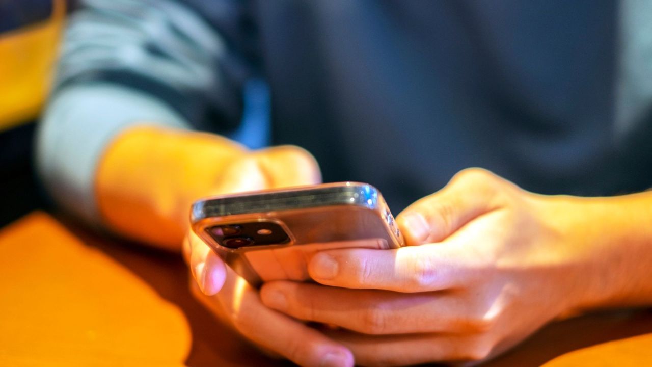 Nadmiar krótkich filmów a zdrowie mózgu. Co naprawdę robi nam TikTok, Reelsy i Shorts – i jak chronić się dzięki aktywności fizycznej?