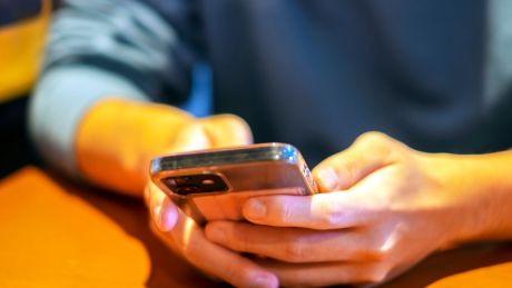 Nadmiar krótkich filmów a zdrowie mózgu. Co naprawdę robi nam TikTok, Reelsy i Shorts – i jak chronić się dzięki aktywności fizycznej?