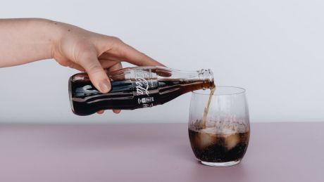 Popularny składnik słodzonych napojów szkodzi nerkom. Nowe badania pokazują, jak szybko działa