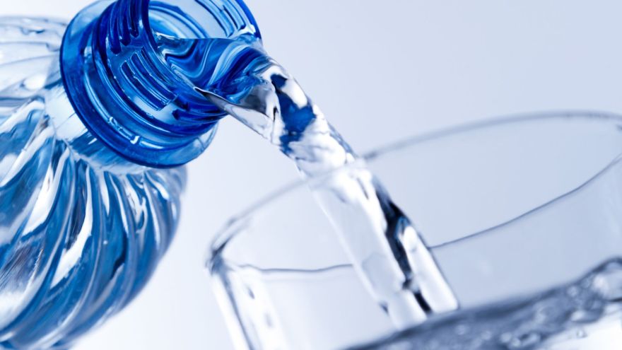 Zdrowie Dlaczego zimą pijemy mniej wody i jak to wpływa na metabolizm?