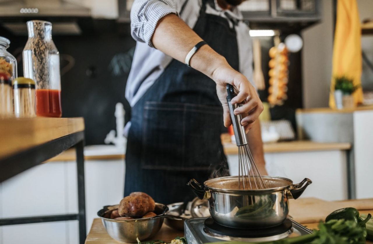 Domowe jedzenie wraca do łask. Dlaczego gotowanie w domu znów jest „fit”?