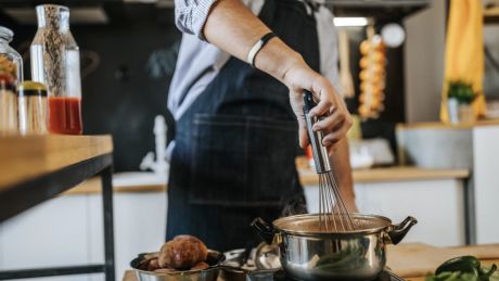 Domowe jedzenie wraca do łask. Dlaczego gotowanie w domu znów jest „fit”?