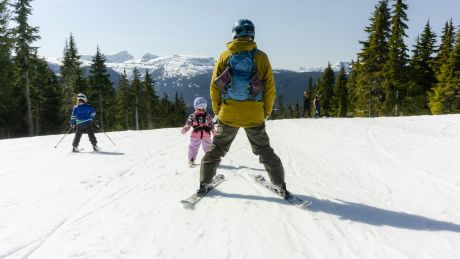 Pierwszy raz na nartach z dzieckiem za granicą? Instruktor wskazuje 5 kluczowych zasad przygotowania