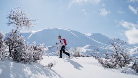Turystyka górska zimą. Skitouring – czym jest i jak przygotować się do pierwszej wyprawy?
