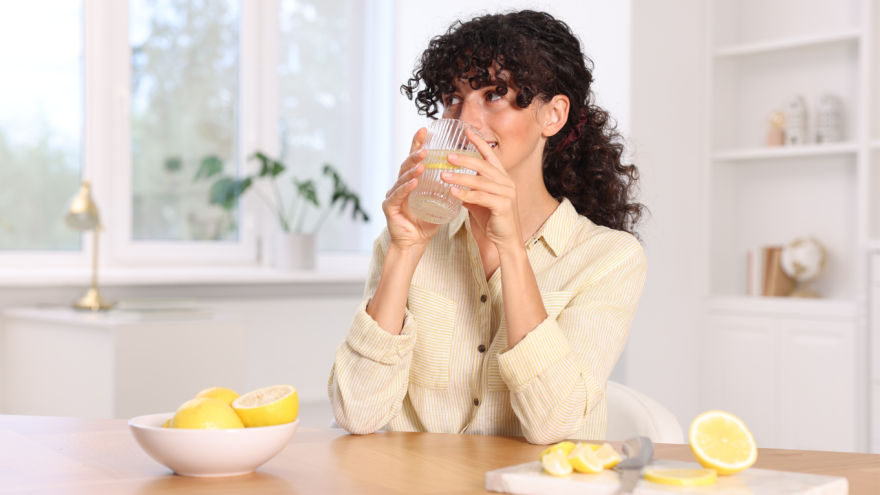 Zdrowie Dlaczego kawa, napoje „fit” i witamina C mogą osłabiać zęby bardziej, niż podejrzewasz?