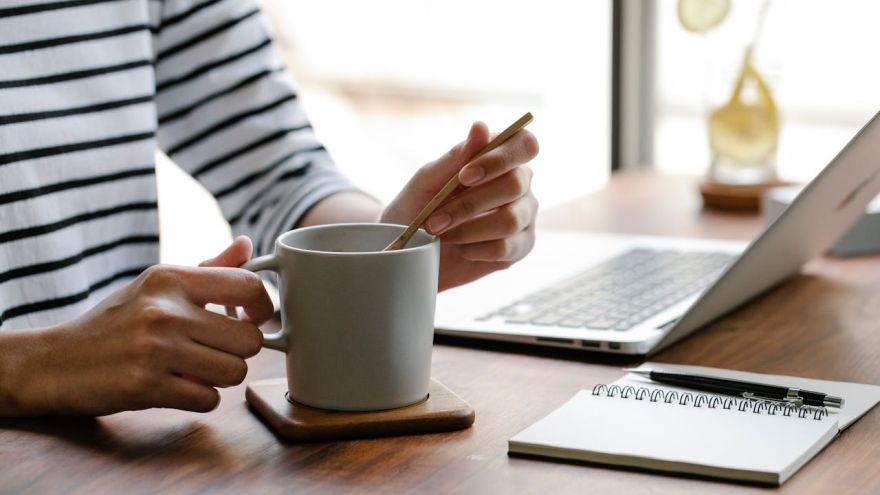 Zdrowie Jakie konsekwencje niesie brak ruchu i jak skutecznie chronić kręgosłup w pracy biurowej – porady fizjoterapeuty