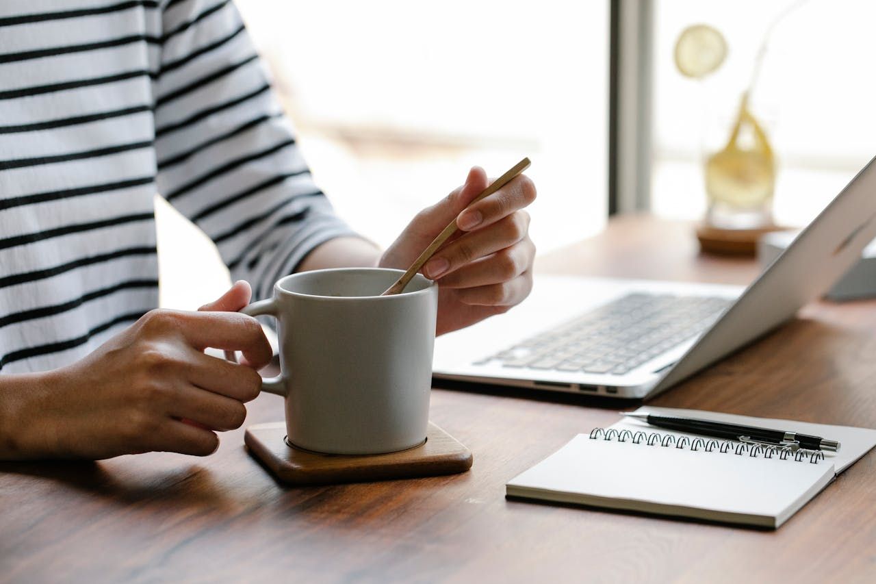 Jakie konsekwencje niesie brak ruchu i jak skutecznie chronić kręgosłup w pracy biurowej – porady fizjoterapeuty