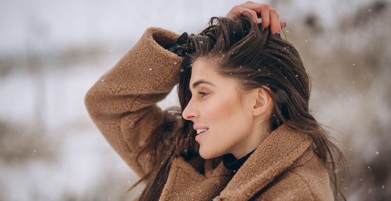 Zima to test dla włosów – jak naprawić uszkodzenia i zapobiec kolejnym?