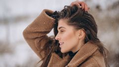 Aktualności Zima to test dla włosów – jak naprawić uszkodzenia i zapobiec kolejnym?