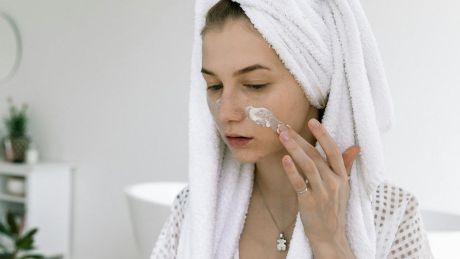 Sam filtr UV nie wystarczy. „Urban aging” przyspiesza starzenie skóry nawet kilkukrotnie