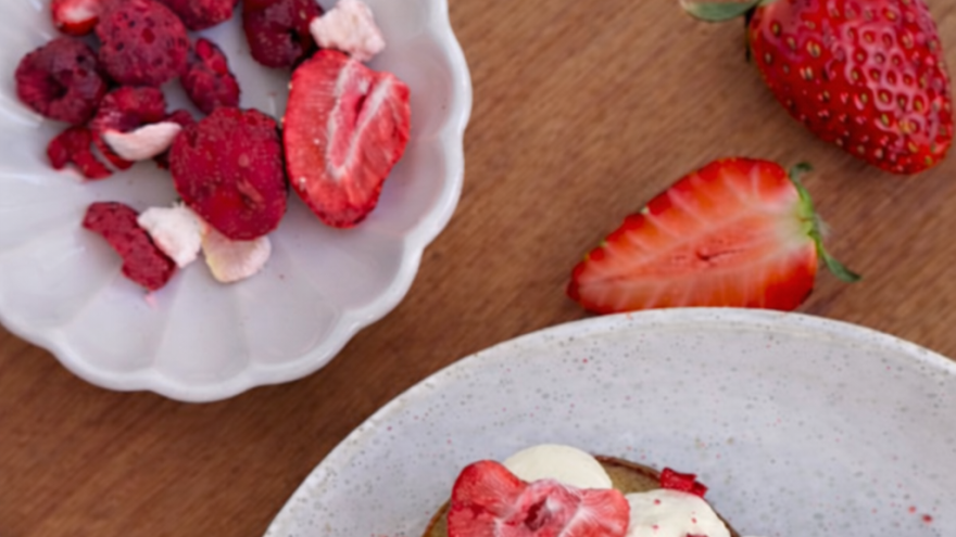 Zdrowe przepisy Słodkie chwile bliskości: przepis na walentynkowe ciasto bez cukru