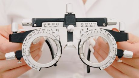 To nie sam ekran szkodzi oczom. Badacze wskazują inny mechanizm rozwoju krótkowzroczności