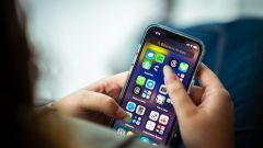 Aktualności Ekran do późna? Nastolatek śpi krócej i żyje mniej zdrowo – nowe dane z Brain & Behavior