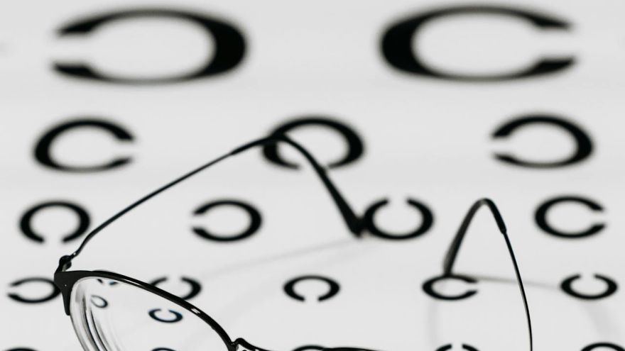 Zdrowie Laser na wadę wzroku - czy to koniec z okularami? Co naprawdę dzieje się z okiem podczas zabiegu?