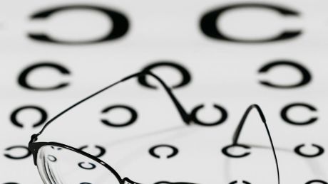 Laser na wadę wzroku - czy to koniec z okularami? Co naprawdę dzieje się z okiem podczas zabiegu?