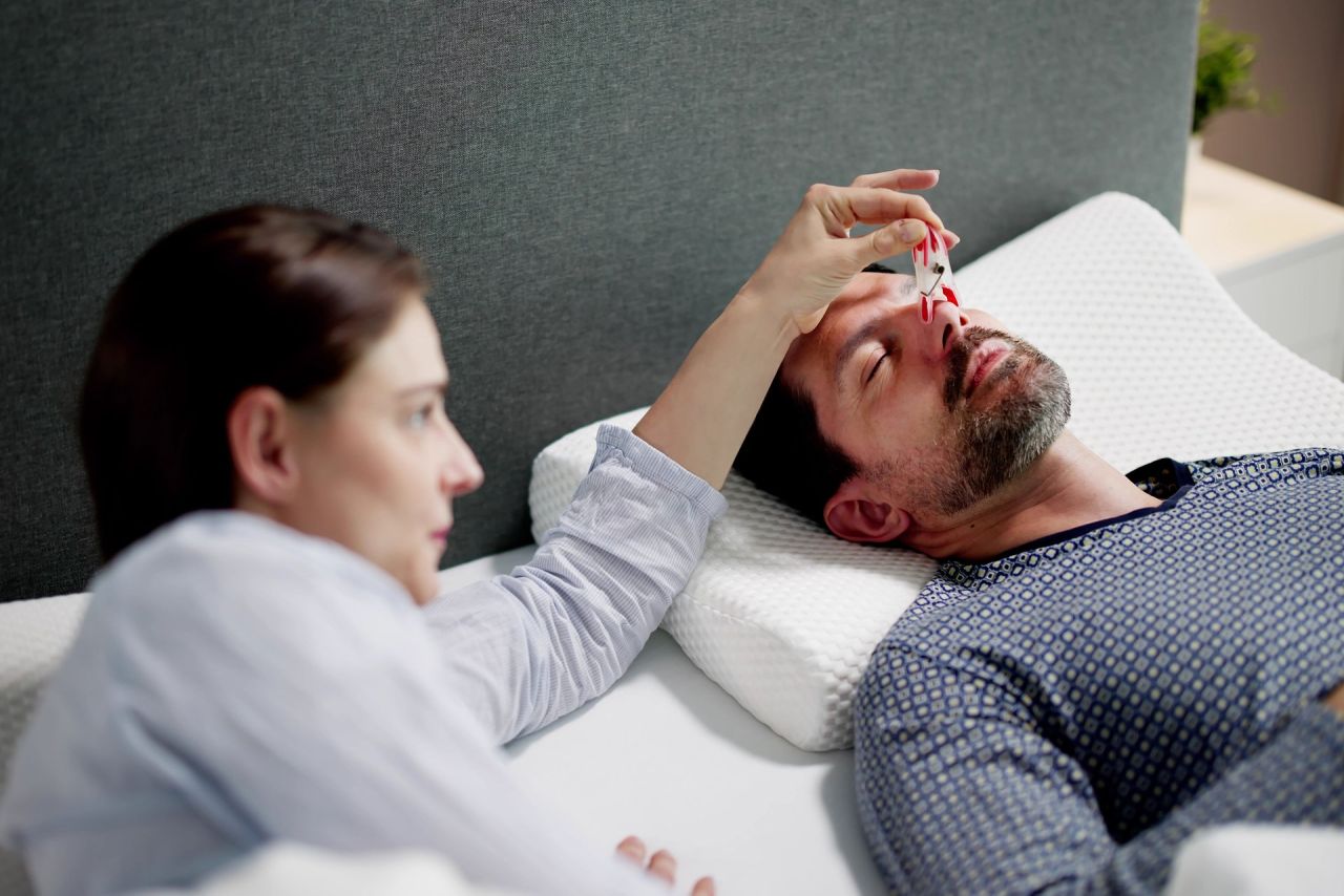 Chrapanie i bezdech senny. Kiedy warto zgłosić się do specjalisty?