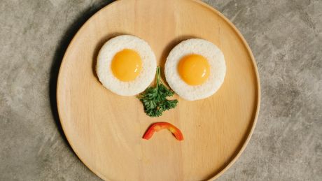 Foodshaming: dlaczego krytykowanie jedzenia niszczy zdrowie psychiczne (i nie pomaga schudnąć)