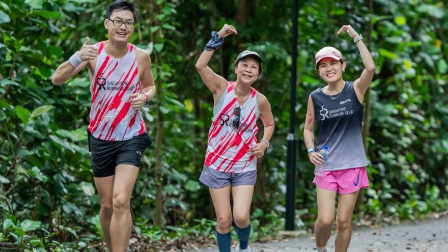 Fit light Jak wybrać idealną koszulkę do biegania? Materiały, krój i personalizacja