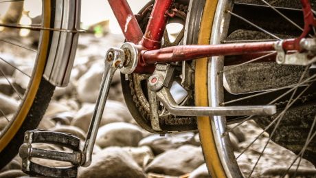 Nerki na rower i czapeczki pod kask rowerowy – jak wybrać akcesoria, które realnie poprawiają komfort jazdy?