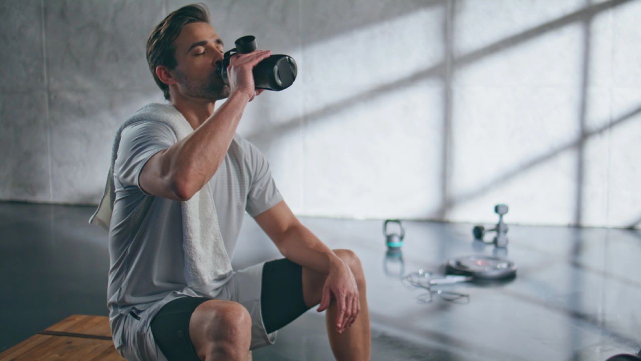 Jak skutecznie dbać o nawodnienie i wydajność organizmu? Kilka słów o napojach izotonicznych