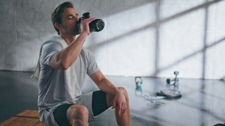 Jak skutecznie dbać o nawodnienie i wydajność organizmu? Kilka słów o napojach izotonicznych