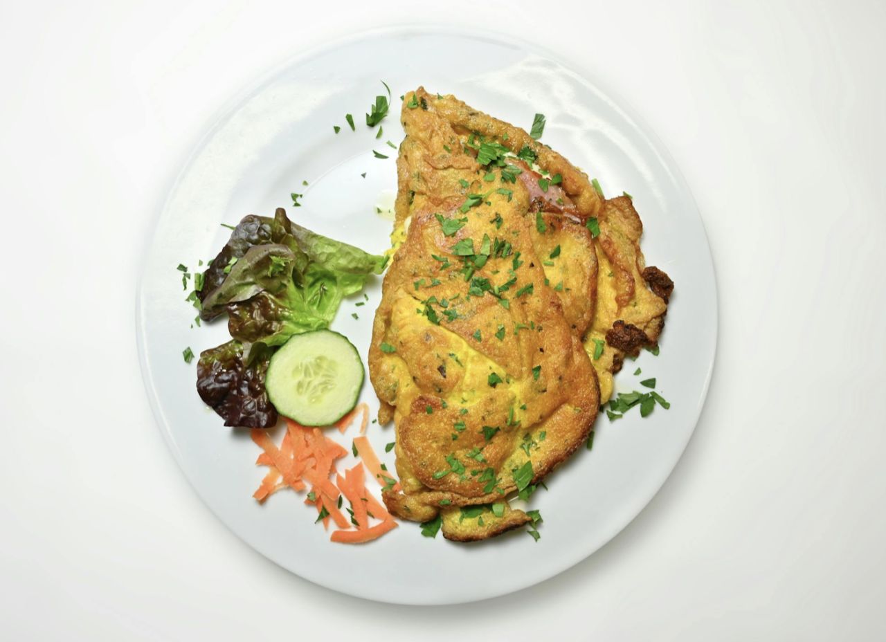 Omlet z warzywami i serem żółtym – szybki, sycący i pełen smaku