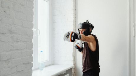 Dlaczego warto trenować boks w domu? 5 nieoczywistych korzyści dla zabieganych