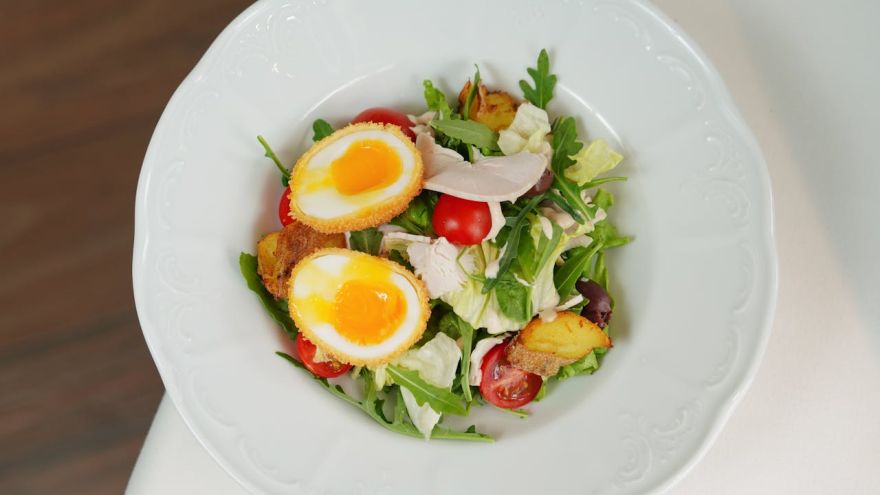 Zdrowe przepisy Wiosenna sałatka mocy z młodymi warzywami, jajkiem i dressingiem cytrynowym