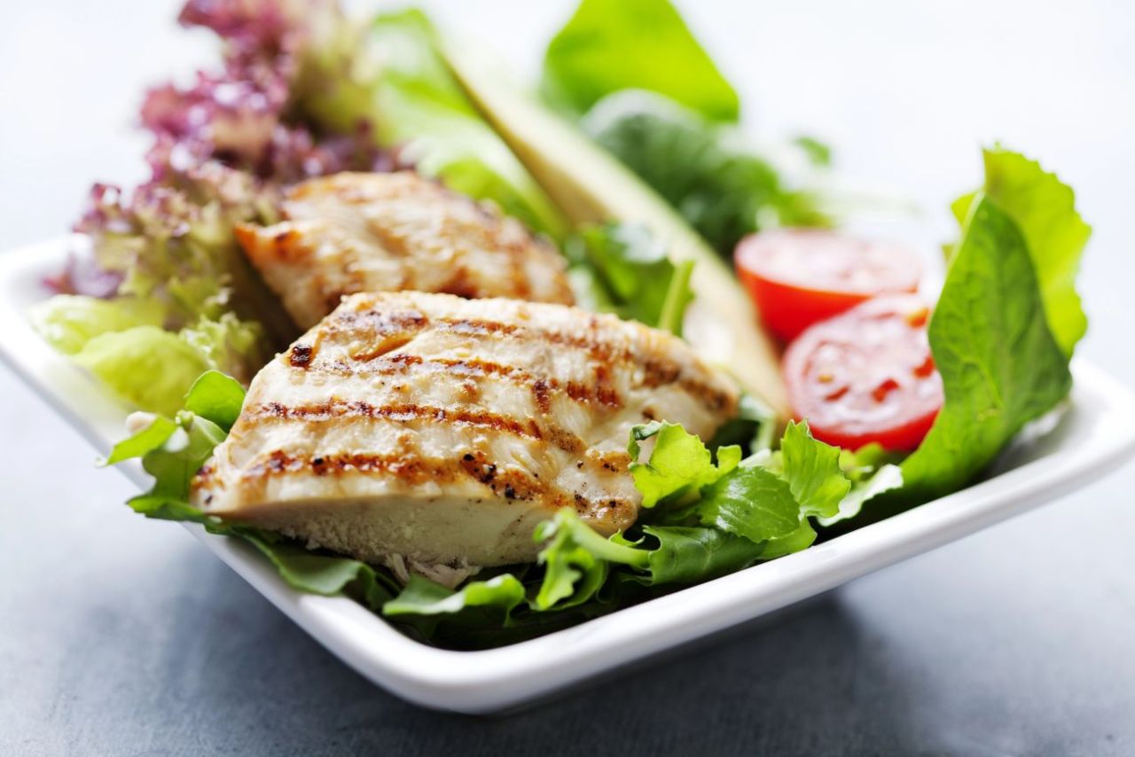 Jak komponować posiłki wysokobiałkowe w diecie redukcyjnej?