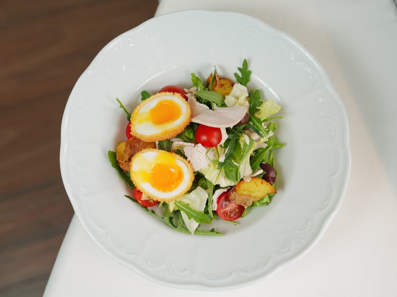 Wiosenna sałatka mocy z młodymi warzywami, jajkiem i dressingiem cytrynowym