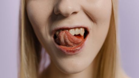 Nieświeży oddech rano – skąd się bierze i kiedy powinien zaniepokoić?