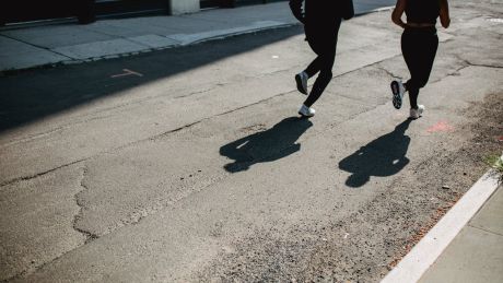 Od kanapy do 5 km w 6 tygodni – wiosenny plan biegania dla zabieganych (bez kontuzji i spadku motywacji)