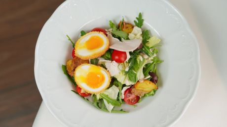 Wiosenna sałatka mocy z młodymi warzywami, jajkiem i dressingiem cytrynowym