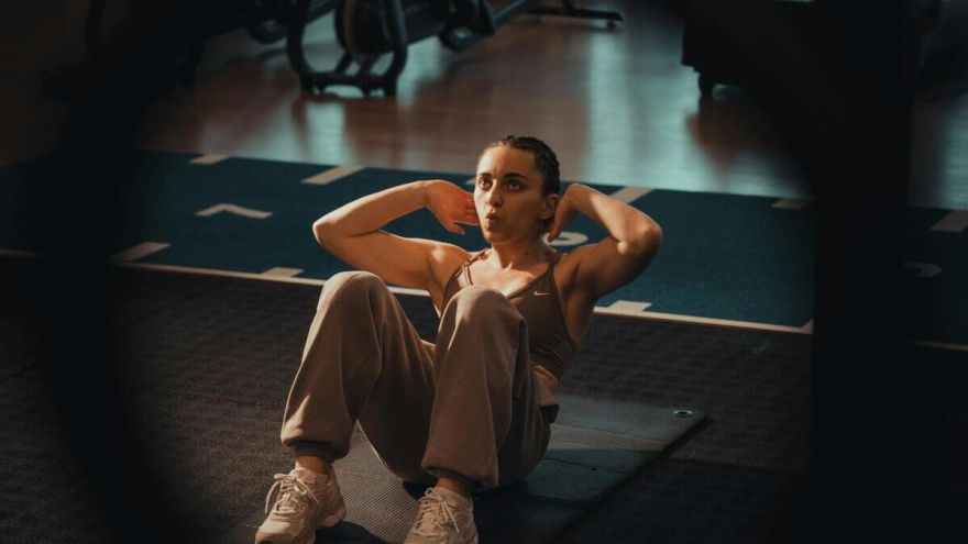 Trening Trening 20 minut, który robi robotę – spalanie tłuszczu i wzmocnienie całego ciała bez sprzętu