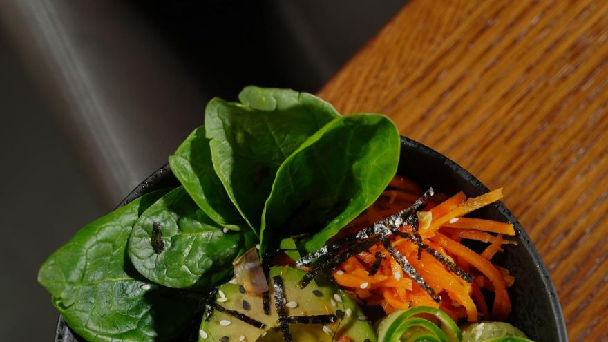 Dieta Wiosenne bowle mocy – 3 szybkie przepisy na lekkie, sycące posiłki pełne białka i błonnika