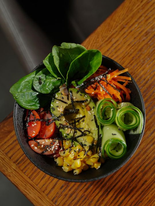 Wiosenne bowle mocy – 3 szybkie przepisy na lekkie, sycące posiłki pełne białka i błonnika