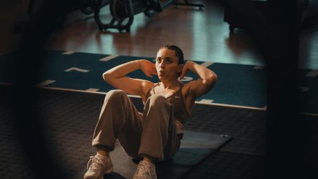 Trening 20 minut, który robi robotę – spalanie tłuszczu i wzmocnienie całego ciała bez sprzętu