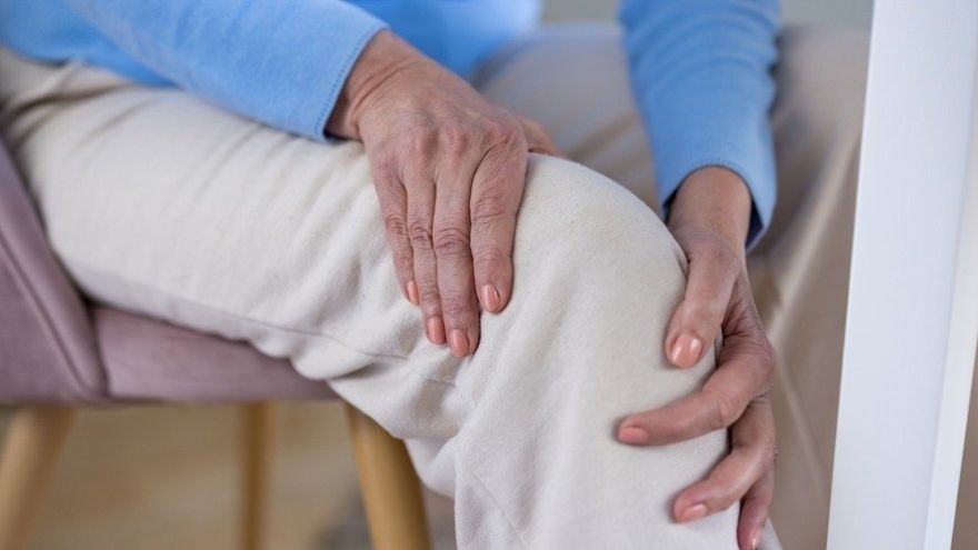 Zdrowie Czy „w pewnym wieku” kolana muszą boleć? Kiedy iść do ortopedy?