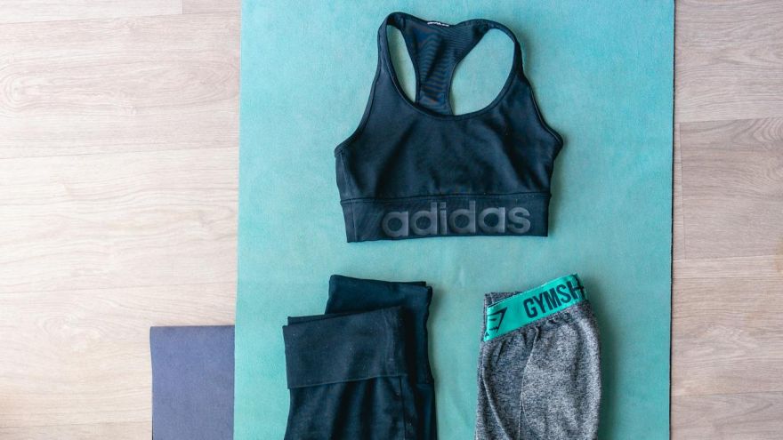 Fit light Skład ma znaczenie: co naprawdę nosisz na treningu (i dlaczego to nie chodzi tylko o poliester)
