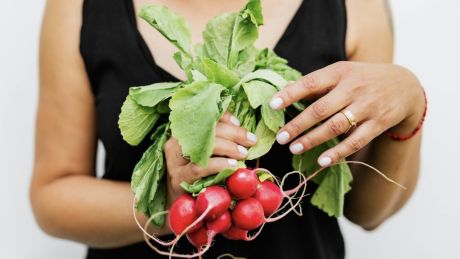 Nowalijki i majówka. Jak wiosna zmienia nasze gotowanie i co łączy je z serami