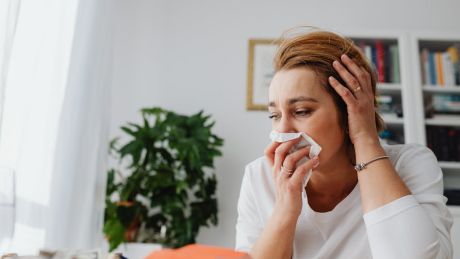 Alergia czy przeziębienie? Jak odróżnić objawy wiosną i skutecznie zadbać o zdrowie