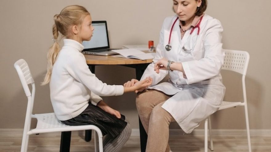 Zdrowie Dziecko u lekarza – jak oswoić strach przed pobieraniem krwi? Pierwsze doświadczenia, które zostają na lata