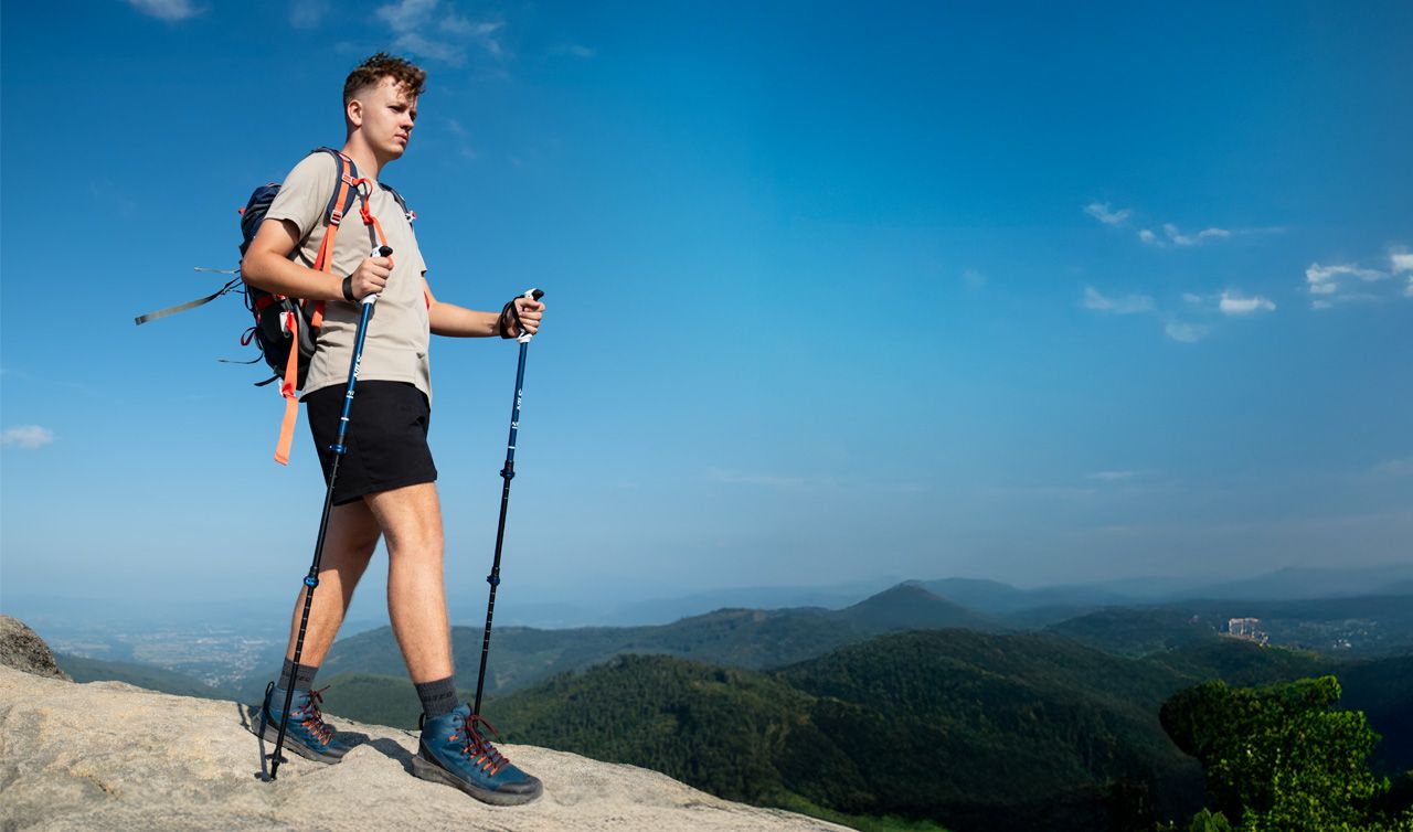 Karimata, śpiwór i kijki do nordic walkingu – praktyczne wyposażenie dla osób, które kochają aktywność i noclegi w terenie
