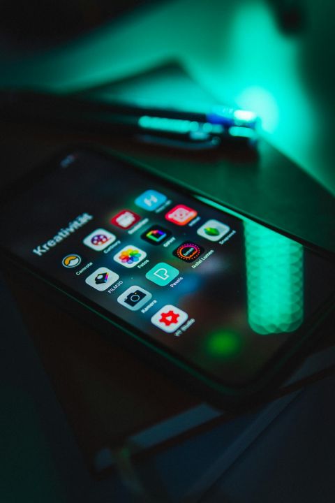 Blue light i przebodźcowanie. Jak smartfony wpływają na zdrowie?