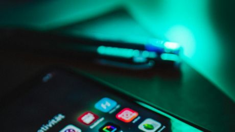 Blue light i przebodźcowanie. Jak smartfony wpływają na zdrowie?