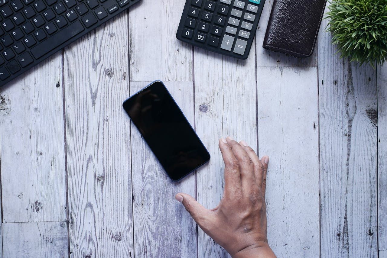 Digital detox weekend – dlaczego coraz więcej osób odcina się od smartfonów?