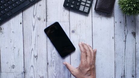 Digital detox weekend – dlaczego coraz więcej osób odcina się od smartfonów?