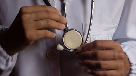 Dr Google przed doktorem medycyny? Dlaczego coraz częściej diagnozujemy się sami
