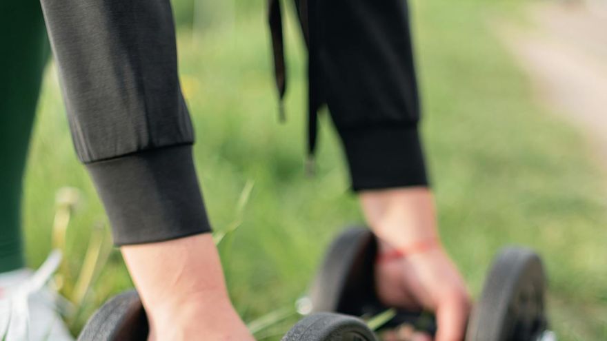 Fit biz Treningi na świeżym powietrzu podbijają Polskę. Dlaczego coraz więcej osób porzuca siłownie na rzecz parków?