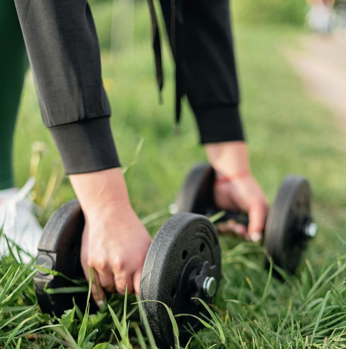 Treningi na świeżym powietrzu podbijają Polskę. Dlaczego coraz więcej osób porzuca siłownie na rzecz parków?